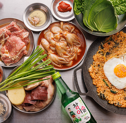 スタッフが目の前でお肉をお焼きしてご提供する釜山スタイルのホルモン焼肉