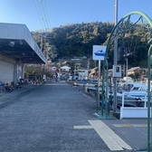 沖島漁業協同組合の建物を右手に曲がります。