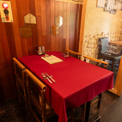 【2F】落ち着いて4名様までお座りいただけるテーブル席。少人数から大人数までその日のシーンに合わせてご利用いただけます♪また、少人数様からご利用できるのでお問い合わせもお気軽にご相談ください！プライベートな飲み会、女子会、各種ご宴会など、どんな飲み会でもおすすめのテーブル席でご用意しております◎