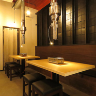 ゆったりと寛げる広々としたテーブル席も完備
