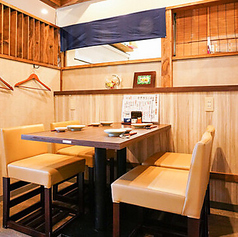 お客様を優しく包み込むような木目の温もりあふれる半個室席で、ゆったりとしたお食事のひとときをお過ごしください。プライベートな空間を保ちつつも、開放感のある造りになっており、ゆとりのあるテーブル配置で居心地の良さは抜群です。