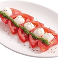 料理メニュー写真&nbsp;自社農場バジルを使用した北海道産チェリーモッツァレラのカプレーゼ
