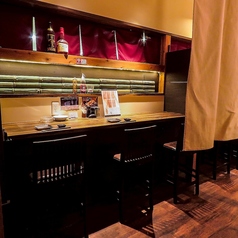 カウンター横並びタイプの個室です。カップルなど2名様に人気。横並びだから気を使わなくて大丈夫なのが心地よい。