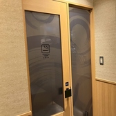 当店は全席禁煙ですが、愛煙家の皆様に安心してご利用いただけるよう、店内に喫煙ルームを完備しております。誕生日や記念日のお祝い、ご家族との宴会、飲み会の途中でも、気兼ねなくご利用ください。快適な分煙環境で、美味しい黒毛和牛と飲み放題を心ゆくまでお楽しみいただけます。