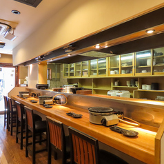 店主との会話を楽しんだり、目の前でお肉が焼ける様子を眺めたりできるカウンター席は、焼肉通の方にも人気の特等席◎駅からのアクセスも良く、出張中の夕食やカップルでの記念日利用にも最適です！当店が誇る隠れ家のような雰囲気の中で、自分たちだけの贅沢な時間をじっくりとご堪能ください。