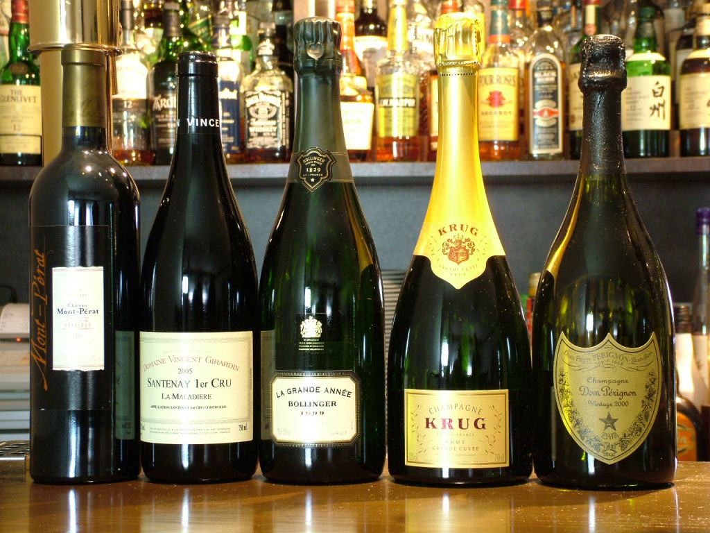 ソムリエの資格を持つオーナーがおすすめのワインを選びます。ボトルは3670円～とリーズナブル。