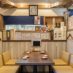 木の温もりを感じる落ち着いた雰囲気の店内で、半個室席をご用意しています。ゆとりある空間で、周囲を気にせず会話や食事を楽しめるのが魅力です。デートや接待にも最適です。心地よい照明と和のインテリアが、特別な時間を演出します。