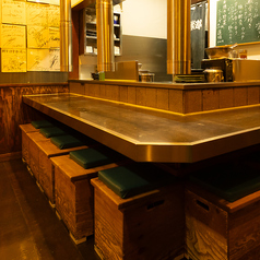 サインがずらりと並ぶ壁際の席は、お店の歴史を感じられます。会話のきっかけになることも◎賑やかな内装が、焼肉の気分をより一層盛り上げてくれます♪活気あふれる店内の雰囲気をお楽しみいただけます。