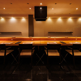 カウンター席に座ると、職人が目の前で繰り広げる巧みな手さばきが楽しめます。職人との会話を交えながら、食材の魅力を最大限に引き出したお鮨をお楽しみください。