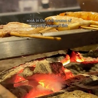 厳選した魚介類を伝統的な囲炉裏の炭火で焼き上げる