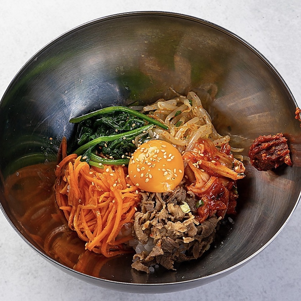 【単品】韓国料理も多数取り揃えております。手間暇かけてご用意したビビンバを是非一度ご賞味あれ♪
