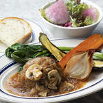 ランチタイムは選べるメインにサラダビュッフェまでついて大満足！