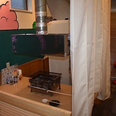 当店では、落ち着いた雰囲気の半個室席を2卓ご用意しております。特別な瞬間を大切な人とゆったりと過ごせる空間で、お食事を楽しむのに最適です。プライベート感を大切にしながら、心地よい時間をお過ごしください。ぜひご利用をお待ちしております。