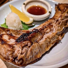 『外はパリッと中はホロホロ』トロ塩焼き（748円）の写真