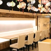 【各種ご宴会もお気軽にご相談を】貸切や大小でのご宴会にも対応しているダイニング席は、天井を100個以上のランタンが彩り非日常的な空間で癒しの時間をお過ごしいただけます。