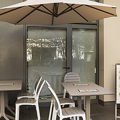 開放的で優雅なひと時をお過ごしいただけるテラス席を20席ご用意しております♪暖かな日の光を浴びながら、当店自慢の本格的なインド料理を楽しみください。当店はランチ営業(11:00～15:00)もしているため、ご友人とのお食事や恋人とのデートにもピッタリです♪ぜひ、「ナマステインディア」へ！お待ちしております。