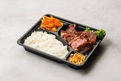 和牛赤身ステーキ80gと熟成ハラミステーキ80gがのったステーキ食べ比べ弁当