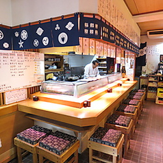 お寿司屋さんでは握りたてをいただくカウンターが人気です。