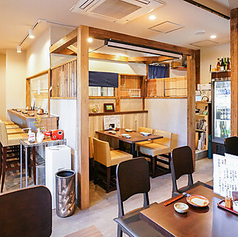 温かい木目調と和の意匠が調和した、ゆとりある空間。周りを気にせず落ち着いて食事を楽しめます。各種宴会や友人との集まりにぴったりな貸切も承っております。アットホームな雰囲気の中で、心ゆくまでお過ごしください。