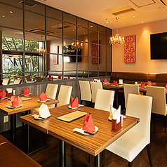 様々なシーンに対応できるテーブル席をご用意しております。飲み会・ご宴会・女子会・ご友人やご家族でのお食事など、プライベートからビジネスシーンまでお客様のニーズに合わせてご利用いただけます◎お席のご要望などございましたら、お気軽にお問い合わせくださいませ。ご来店、心よりお待ちしております！