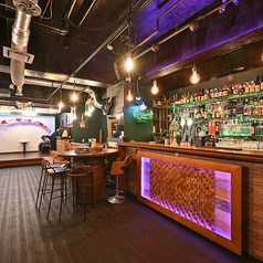 広々としたフロアにバーカウンターやステージを備えた、雰囲気抜群の空間。ゆったり座れるソファ席やテーブル席は最大70名様まで対応可能で、会社宴会や歓送迎会、仲間との集まりにも最適です。照明演出やBGMも自由に設定できるので、特別な夜を自分たちらしく演出できます。