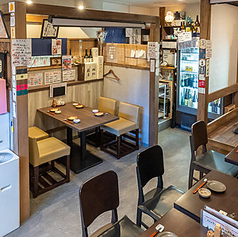 心地よい時間を過ごせるゆとりある空間を確保し、木の温もりを感じる落ち着いた雰囲気の中でゆったりと食事を楽しめます。料理は旬の食材を使い、味わい深い一品を提供します。貸切も可能で、特別なひとときを演出します。