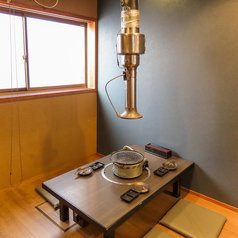 畳の香りと木の温もりが心地よいお座敷席は、長時間座っても疲れにくく、小さなお子様がいるご家庭でも安心してご利用いただけます。落ち着く和みの空間で、実家のような安心感と共に絶品のお肉をお楽しみください◎接待や、静かに語り合いたい夜にもふさわしいお席です。