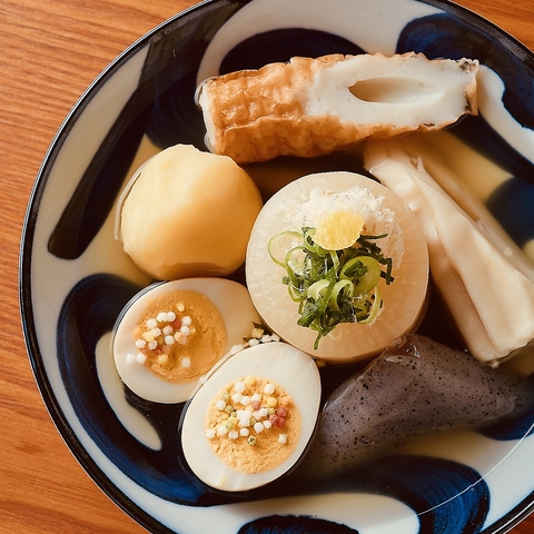 日本酒と旬の食材を活かした肴を楽しむ日本酒バル。こだわりの鯛出汁おでんは必食です