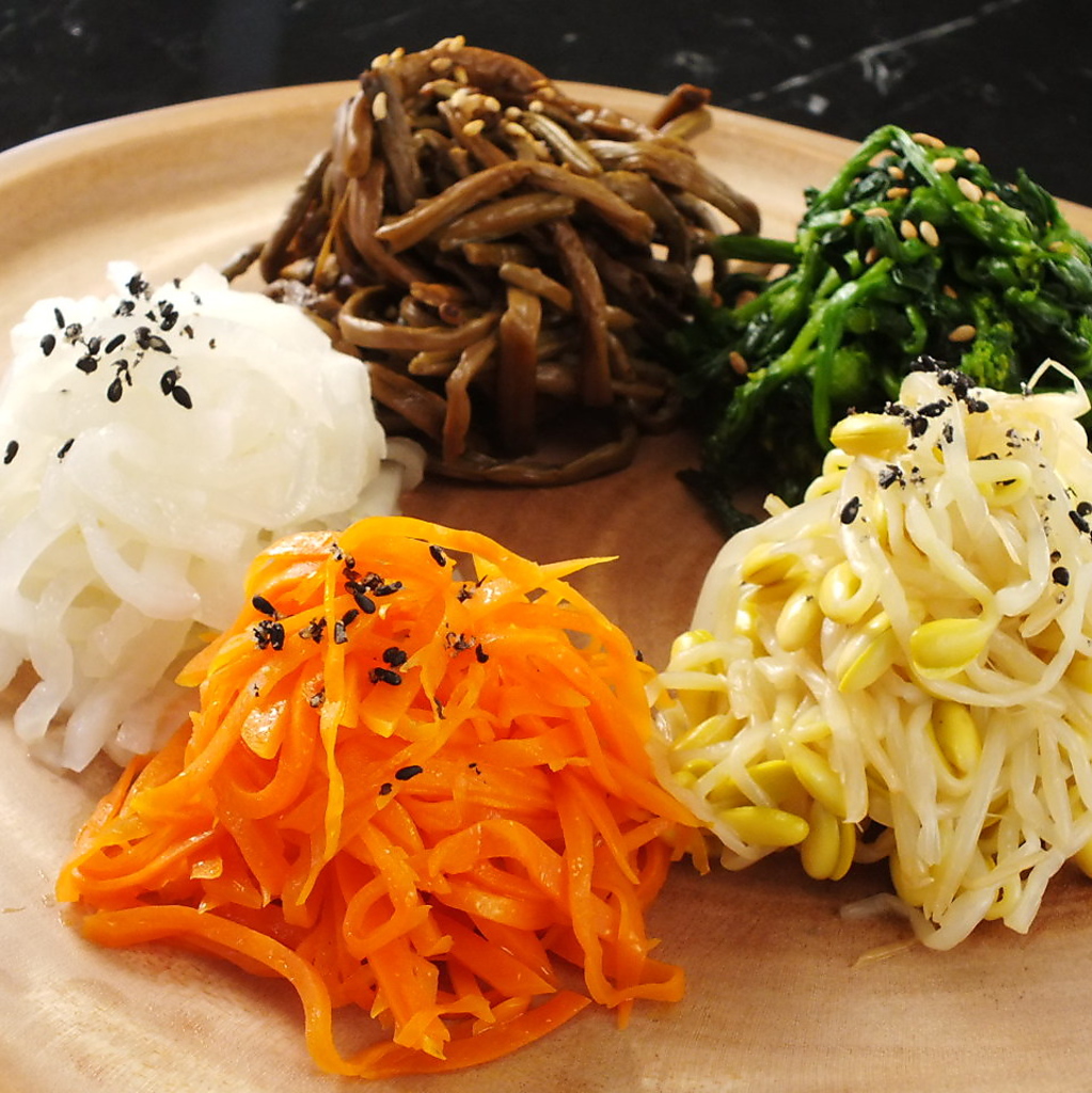 前菜や箸休めに人気のナムル！次のお料理までのちょっとした休憩など韓国料理には欠かせない一品です