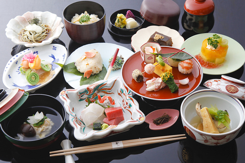 伝統ある純和風料理旅館で味わう京懐石料理。各種宴会にもご利用ください。