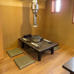 隣の席との間隔を適切に保ったお座敷席は、密を避けて食事を楽しみたいお客様にもご満足いただける仕様となっております。日常を忘れさせてくれるようなこだわりの内装が、至福のひとときを演出◎親しい友人との飲み会や、徳島観光の際のディナーなど、様々なシーンで和やかな宴をお楽しみください。