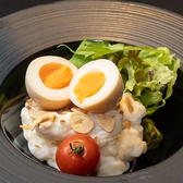 【中毒者続出!?】一度食べたら止まらない魅惑の「悪魔のポテサラ」!お酒のつまみに最強な新定番その名の通り、一口食べれば虜になる「悪魔的」な美味しさ!ジャガイモの甘みと、ガツンと効いた調味料のコクが絶妙にマッチした、しゅわり自慢の逸品です。ハイボールとの相性は言うまでもなく抜群!