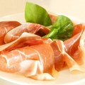 料理メニュー写真 （切りたて）イタリア産生ハムの盛り合わせ