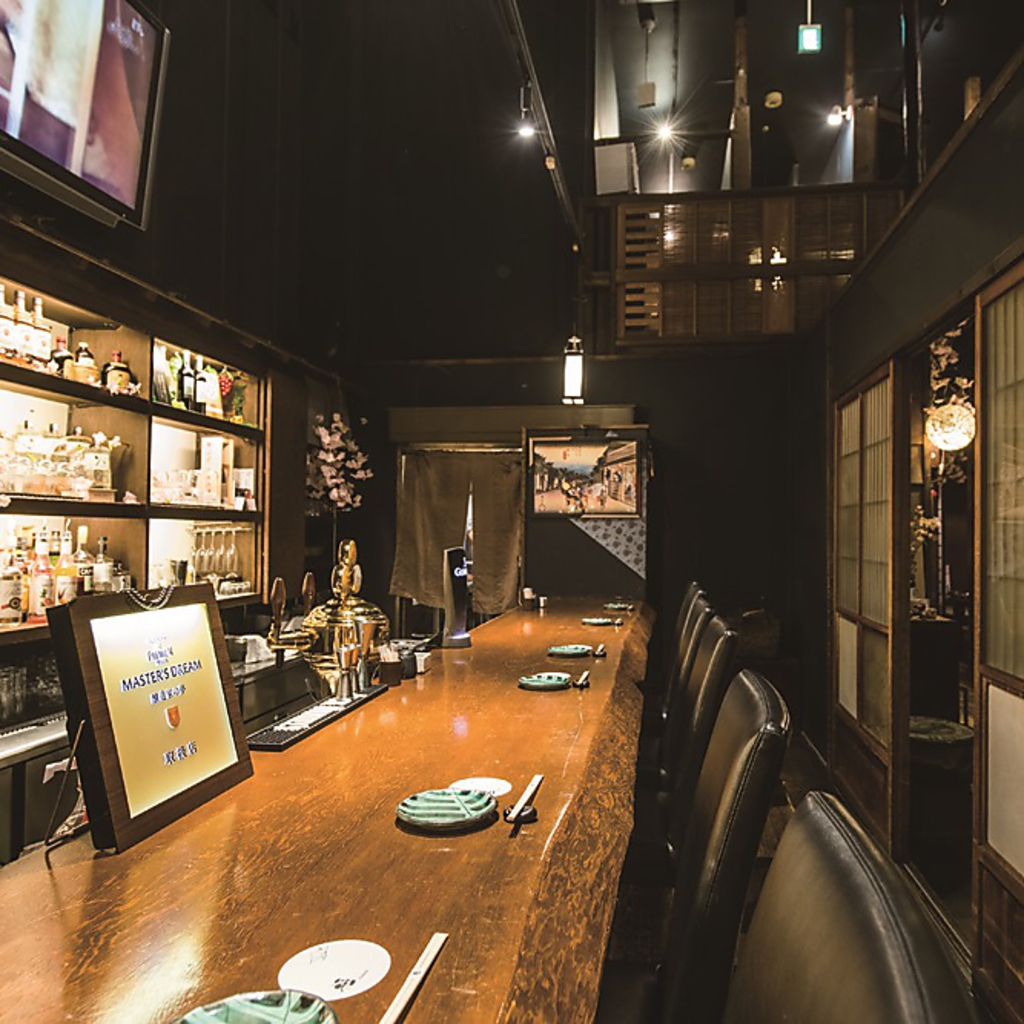 『一枚板』の和風カウンターでお洒落なひと時を…ご出張時などお一人様も安心してご利用頂けます。