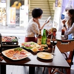 店内のテラス席でBBQ！日焼けや準備、後片付けも気にせず楽しめるBBQコースが4378円(税込)～ご用意！