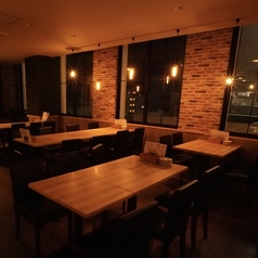 落ち着いた雰囲気の窓際の席はデートや女子会,飲み会のご利用にも最適です。ラグジュアリーな空間で時間を忘れてお寛ぎ下さい。