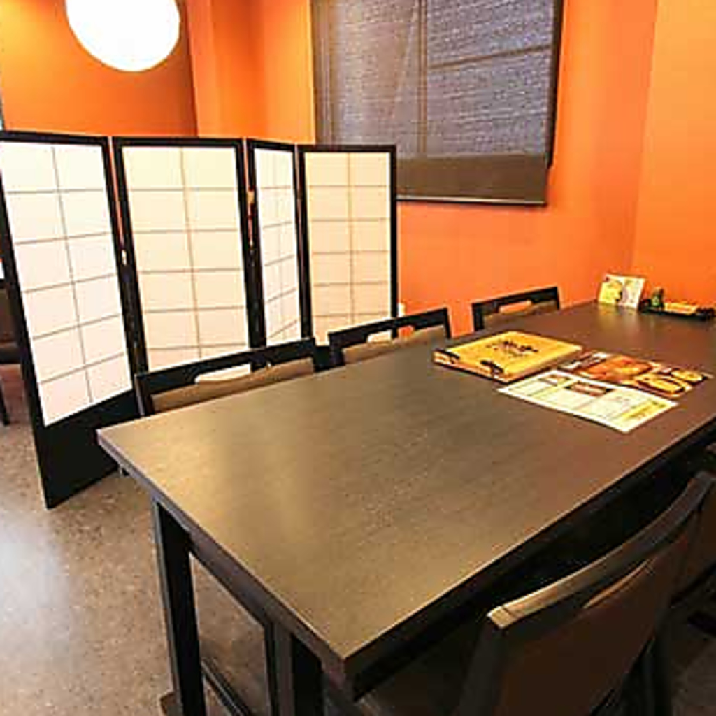 雰囲気のある、落ち着いた空間。お一人様利用やデート、会食、ご家族でのお食事にもどうぞ◎