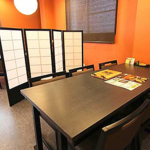 雰囲気のある、落ち着いた空間。お一人様利用やデート、会食、ご家族でのお食事にもどうぞ◎