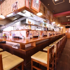 【カウンター席20席】仕事帰りにカウンター席でリフレッシュ。焼き鳥の香ばしい香りが漂い、疲れを癒す特別な時間を提供します。アットホームな雰囲気の中、気軽に立ち寄れるのが最大の魅力。