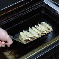 【自家製手作り餃子】毎日餡をねり手包みで包んでます！