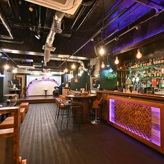 おしゃれなバーカウンターとステージ付き空間をまるごと貸切可能。20名様から最大70名様まで対応でき、結婚式二次会や送別会、推し会、DJイベントなど多彩なシーンに対応します。照明・音響設備も完備しており、演出自由度の高さが魅力。