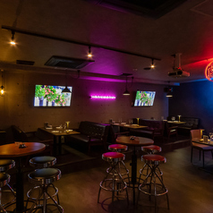 カラオケやダーツを楽しみたい方・シーシャバーをお探しの方はぜひ《BAR UthPia》へ。皆さまのご来店お待ちしております。