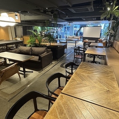 広々とした1階フロアは着席60名様、立食120名様まで貸切のご利用も可能です。大きな窓から差し込む光が開放的な雰囲気を演出します。結婚式の二次会や会社のお集まり、打ち上げなど幅広くご利用ください。