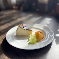 店主の気まぐれバスクチーズケーキ 季節の果物添え