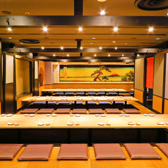【落ち着いた和の雰囲気】少人数~大人数まで、人数に合わせて掘りごたつ個室のご利用が可能です。ゆったりとしたひとときを過ごせる特別な空間です。周囲を気にせず、プライベートな空間で会話を楽しむことができるリラックスした時間を提供いたします。
