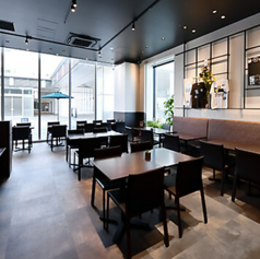 【テーブル席：4名×8卓】