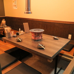 くつろぎと美味しさが融合した贅沢なスペースです!足を伸ばして、リラックスしながら焼肉を楽しむことができるため、長時間でも疲れ知らず◎友人との集まりや特別な日のお祝いにぴったりで、心温まる時間をお過ごしいただけます♪焼肉の香ばしい香りに包まれながら、ゆったりとした時間をお楽しみください♪