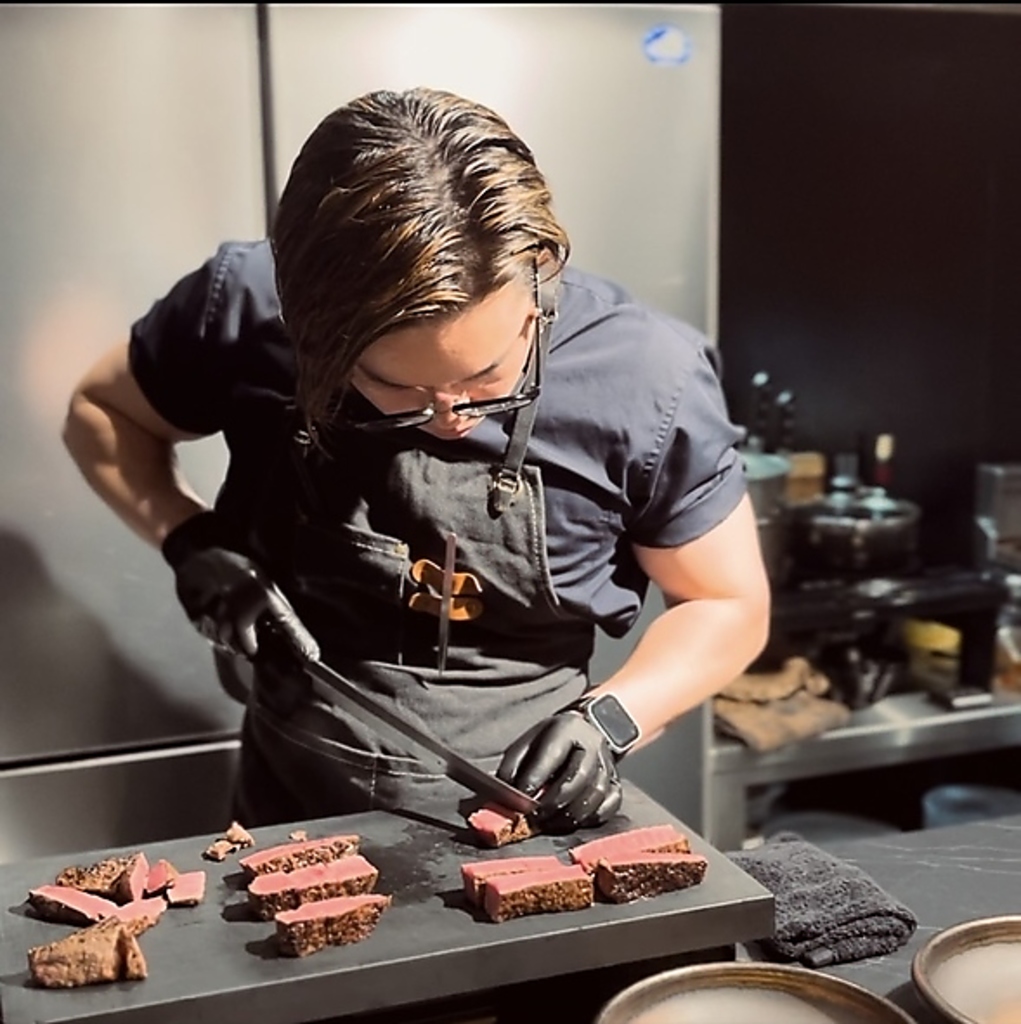 シェフが奏でる劇場型の肉割烹料理店【niku..HINOMARU】。至福のひとときを、体の五感で楽しめます。