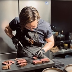 シェフが奏でる劇場型の肉割烹料理店【niku..HINOMARU】。至福のひとときを、体の五感で楽しめます。