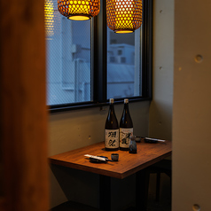 ゆったり過ごせる2名様向きテーブル席！外の景色を感じられる窓際空間は、会社帰りのサク飲みやカップル利用にもピッタリ！当日予約予約も承っておりますので、お気軽にお問い合わせください！